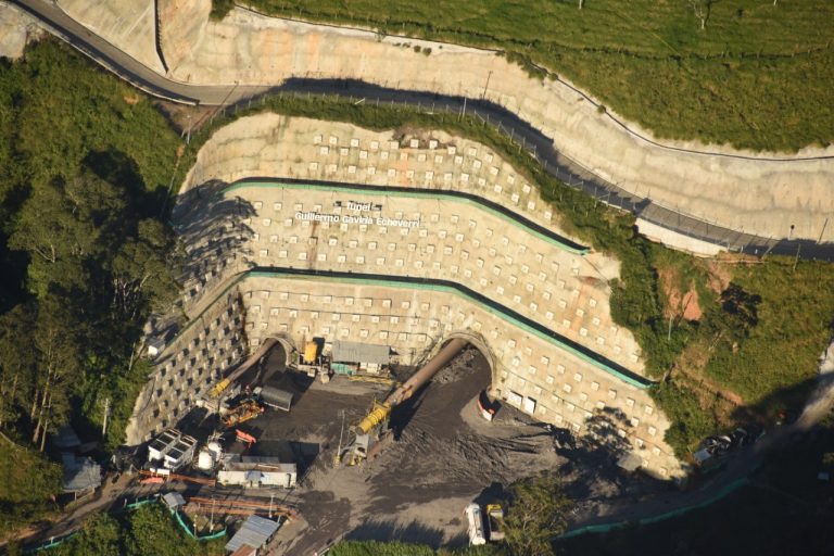 Gobierno garantiza recursos para accesos del túnel del Toyo en Antioquia (Colombia)