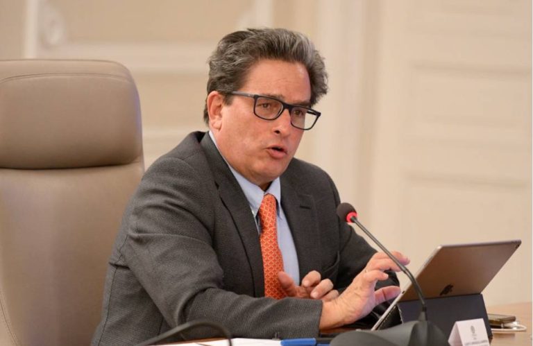 Carrasquilla aboga por aumento del IVA en reforma tributaria de Colombia
