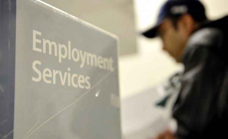 Solicitudes semanales por desempleo en EE. UU. superan estimaciones y llegan a 885.000