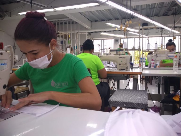 Grupo Éxito impulsa fabricación de mascarillas para preservar 3.000 empleos del sector textil