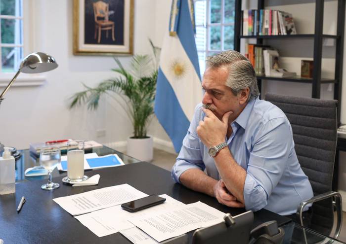 Presidente de Argentina ordena congelar tarifas de telefonía, internet y TV el resto del año