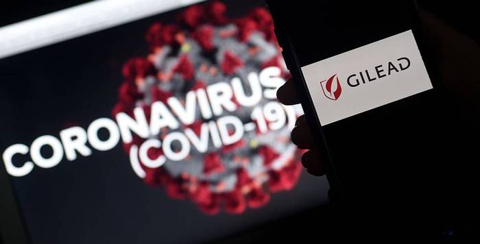 Trump anuncia permiso a Gilead para producir medicamento contra Covid-19