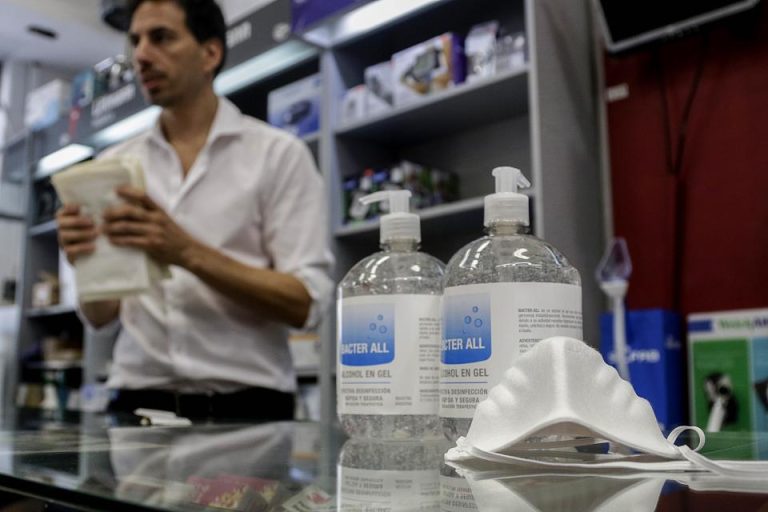 Droguería Farmalisto habría elevado precios de antibacteriales y obtenido ganancias de hasta 1.000%