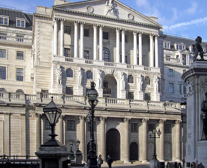 Banco de Inglaterra anuncia más liquidez y evita llevar tasas a terreno negativo