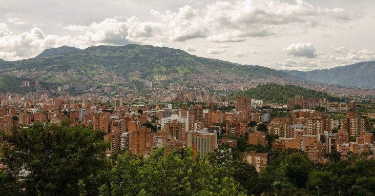 Ordenan cerrar centro de Medellín por aumento de casos de Covid-19
