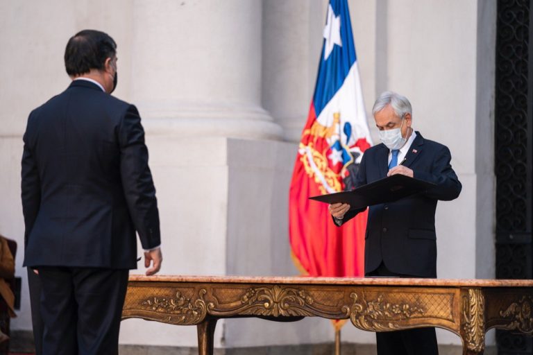 En medio de emergencia económica, Chile cambia a seis de sus ministros