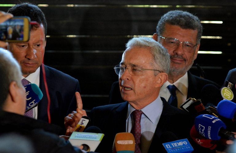 Ordenan la libertad de ex presidente de Colombia, Álvaro Uribe Vélez