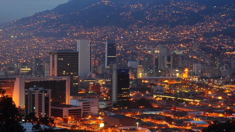 Toque de queda nocturno en Antioquia aplicará esta semana de medianoche a 5 a.m.