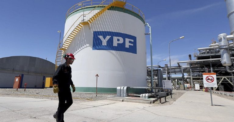 Petrolera argentina YPF firma acuerdo para reactivar producción en Vaca Muerta (Argentina)