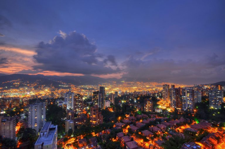 Encuesta Fedesarrollo: Mejora previsión para PIB de Colombia en 2021; tasas seguirán estables 