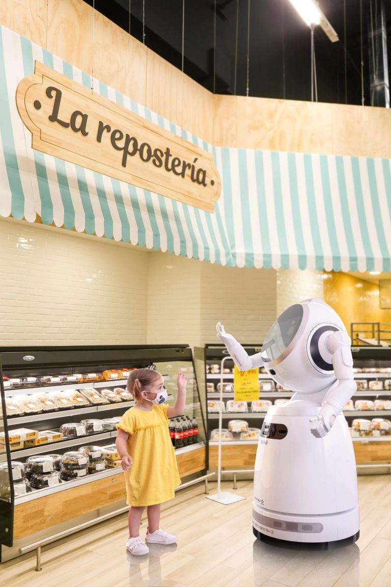 Se inauguró Éxito Wow Laureles en Medellín: Se incorpora robot para servicio al cliente
