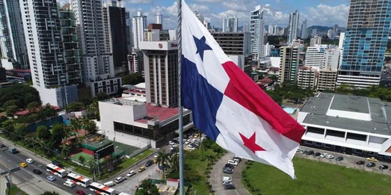Fitch Ratings rebaja calificación de riesgo a Panamá