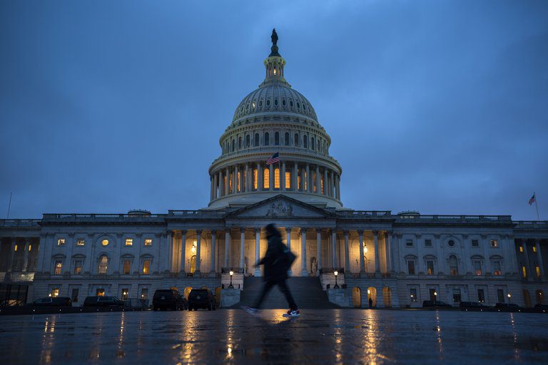 Premercado | Congreso de EE. UU. aprobó paquete de estímulos fiscales; bolsas siguen bajando