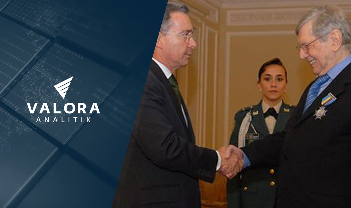 Foto de 2007. El expresidente Uribe condecora a José Douer. Foto: presidencia.gov