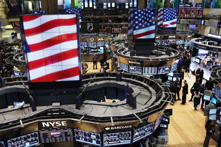 Wall Street cae lastrado por los resultados de Amazon y Apple