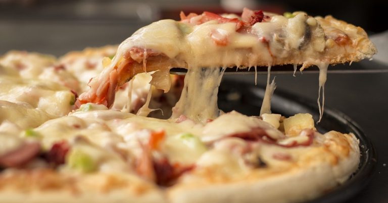 Día de la pizza ¿Por qué es redonda, su caja cuadrada y sus porciones en triángulo?
