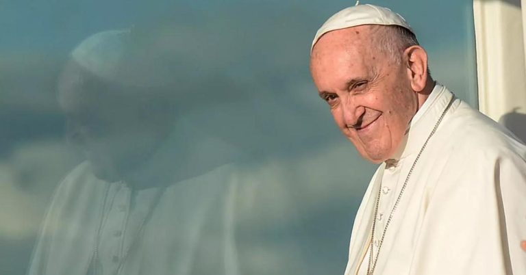 El papa critica a los que se van de vacaciones para evitar confinamientos por Covid