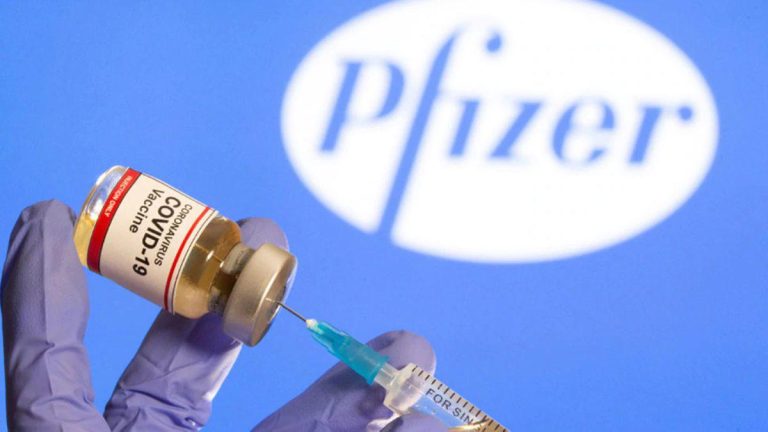 Pfizer anuncia que vacuna específica contra la variante ómicron estará lista en marzo