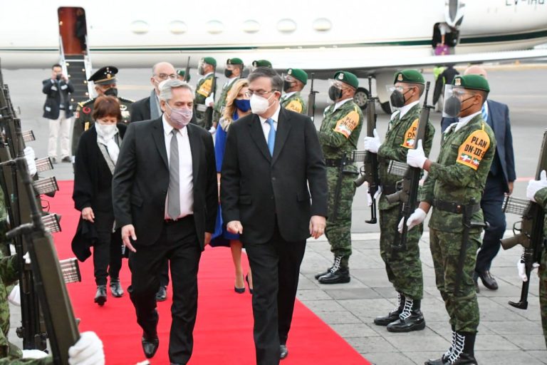 Presidente de Argentina visita a su homólogo en México con la covid en la agenda