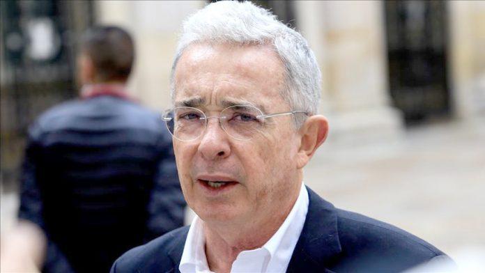 Álvaro Uribe propuso gravar sueldos altos y pensiones elevadas