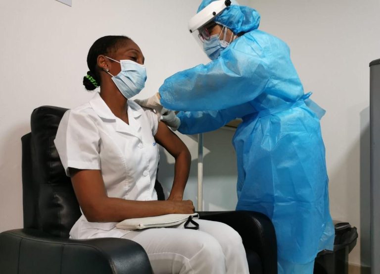 Colombia redoblará vigilancia de vacunas de Astrazeneza contra Covid-19 tras advertencias en Europa