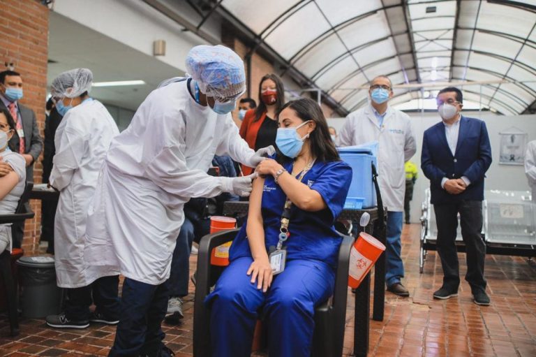 Practicantes en área de salud recibirán vacuna contra Covid-19 en Colombia