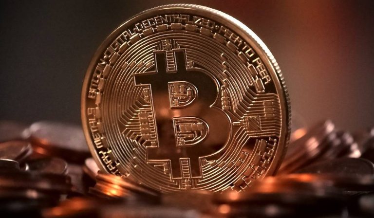 Bitcoin se desploma y criptomonedas pierden US$260.000 millones en 24 horas