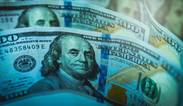 Dólar en Colombia arrancó jornada por abajo de los $3.700