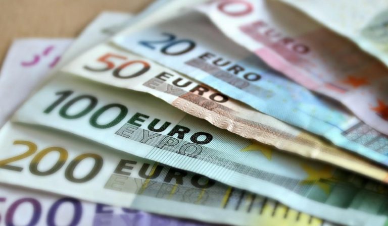 ¿Cuándo invertir en euros en lugar de dólares?