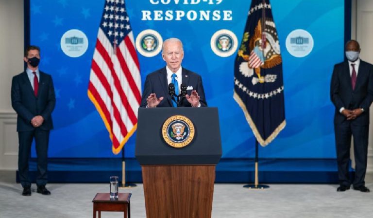 Biden firma paquete de ayuda económica de EE. UU.