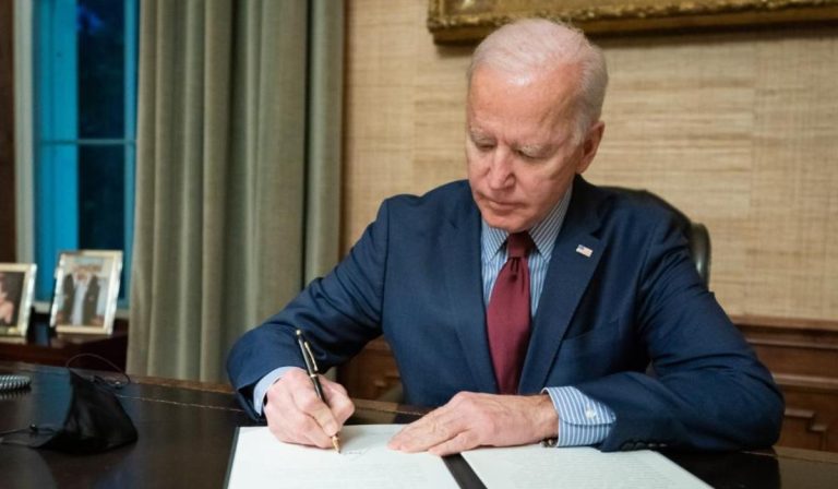 Biden firma proyecto de ley que incluye millonaria ayuda a Ucrania