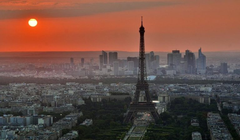 Francia retoma la cuarentena para 16 departamentos; París se aislará