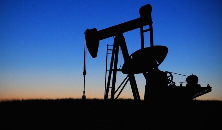 Petróleo alcanza mayor precio mensual en  en febrero desde enero de 2020
