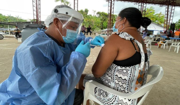 Inicia vacunación en Colombia para personas entre 65 y 70 años