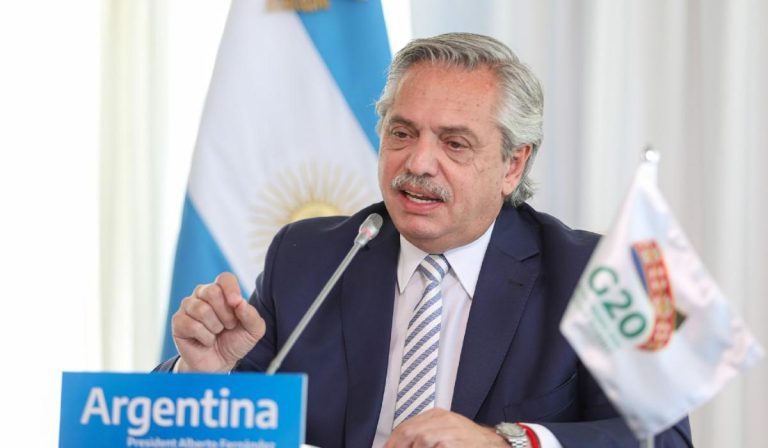 Argentina estudia cierre de negocios por segunda ola de Covid-19