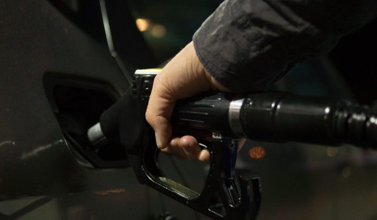 Se mantiene precio de la gasolina en abril; el diésel cayó $34