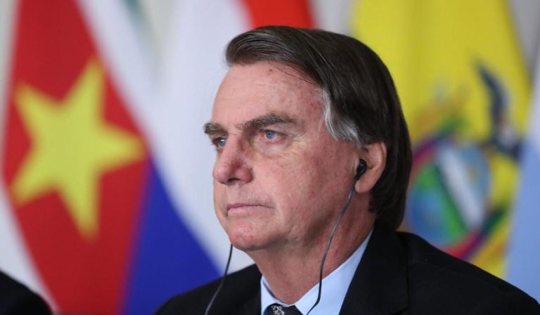 Revolcón en el Gobierno de Brasil: Bolsonaro cambia a seis ministros y altos cargos