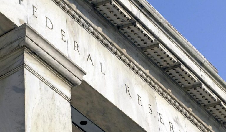 Fed mantiene tasas cercanas a cero y da pistas sobre retiros de liquidez