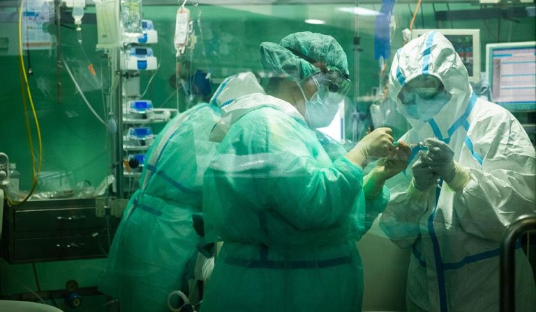 Más de 12 hospitales en Medellín y Antioquia declaran emergencia; vendría restricción total