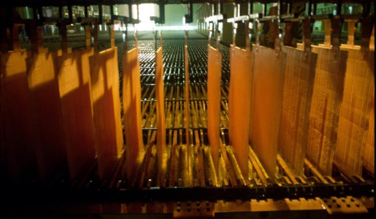 Bajan inventarios de cobre en Chile; crecen stocks de manufactura
