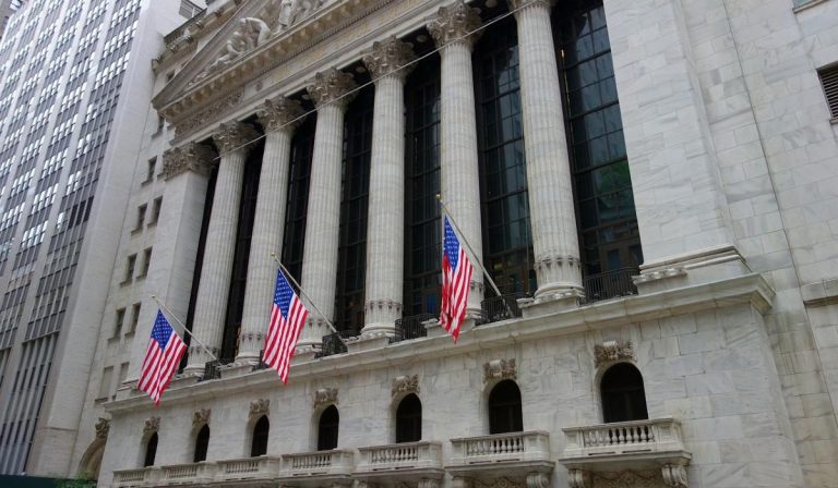 Dow Jones gana 200 puntos en apertura; Wall Street roza niveles récords