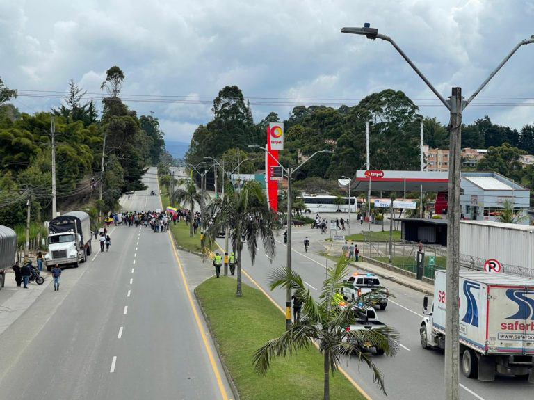 Autopista Medellín-Bogotá sigue cerrada en municipio de El Santuario