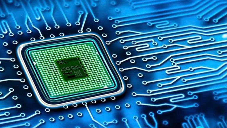 Escasez de semiconductores sigue golpeando a industrias tecnológicas y automotriz mundiales