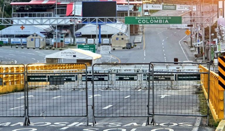 Colombia dice que abrirá el puente Rumichaca; Ecuador lo niega