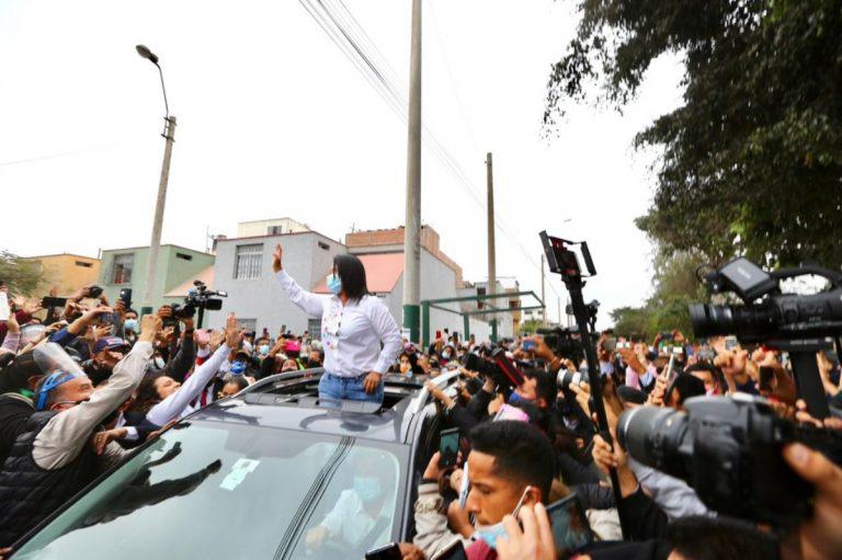 Seguidores de Castillo y Fujimori se preparan para marchar ante desenlace electoral en Perú