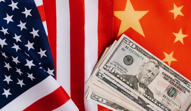 Estados Unidos prohíbe invertir en 59 empresas de China