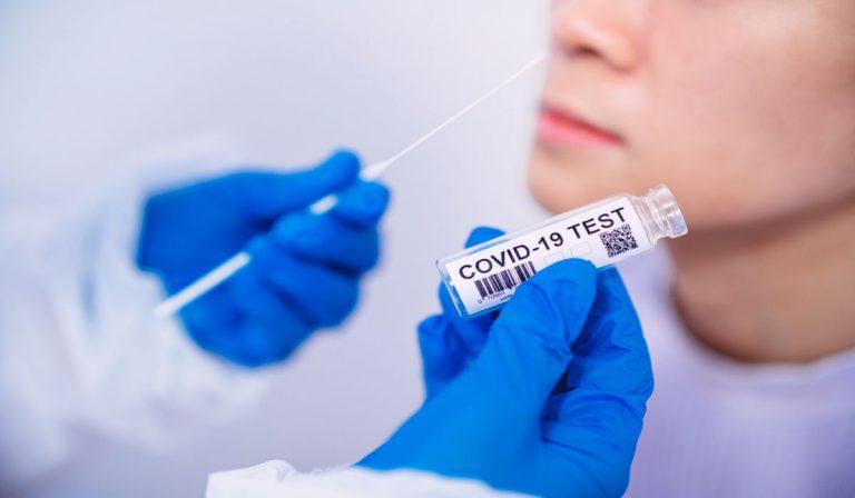 A pesar de amplia vacunación, Israel reactiva restricciones por variante delta de Covid-19