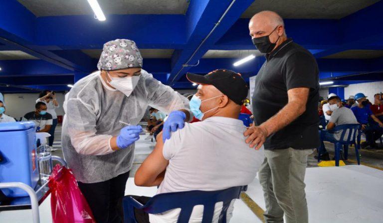 Tecnoglass acelera la vacunación de más de 8.000 colaboradores en Barranquilla