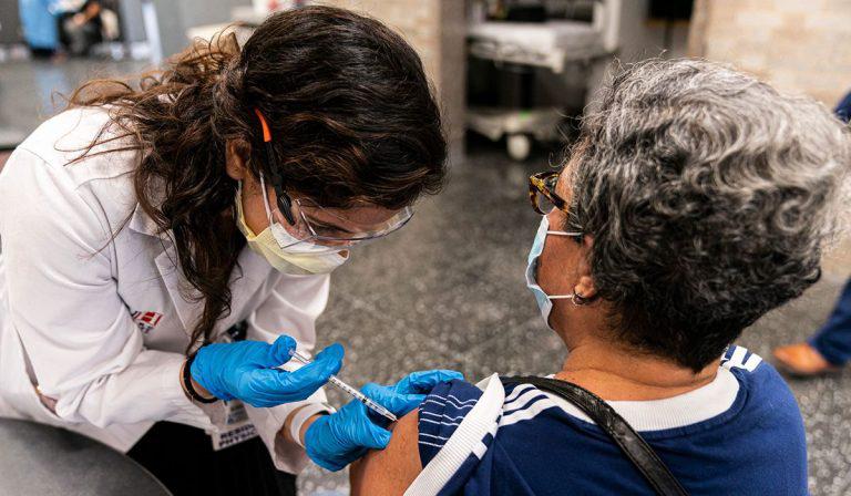 ¿Se impondrán restricciones en Colombia a quienes no se vacunen?