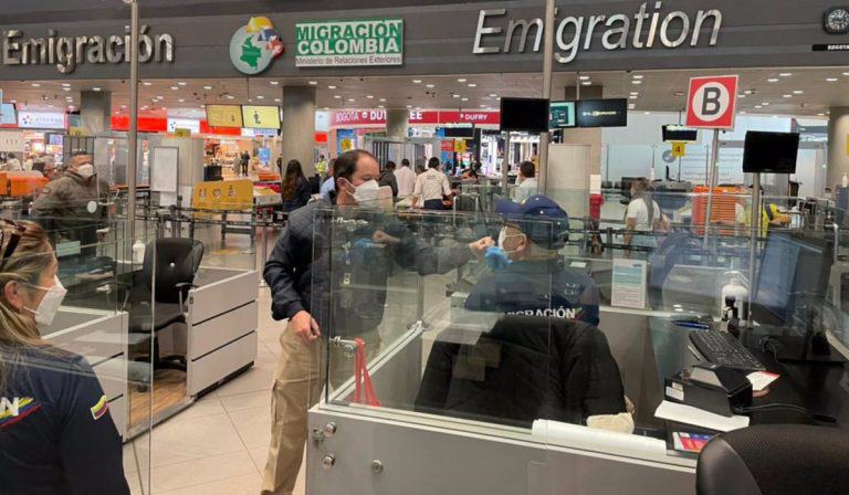 Reactivación vuelos internacionales alcanza 55 % en Bogotá y 70 % en Medellín